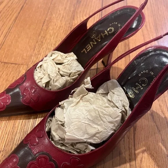 CHANEL Burgundy and Black floral Slingback Heels - Picture 4 of 6